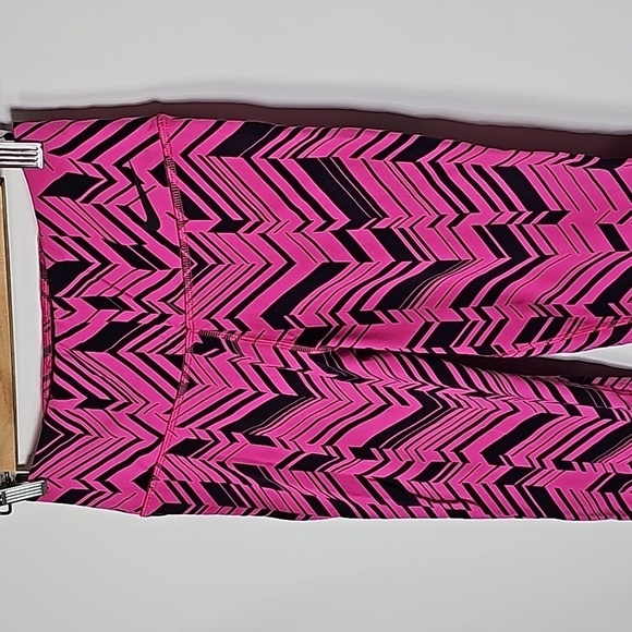 Nike drifit small pink and black athletic cropped leggings - Picture 2 of 7